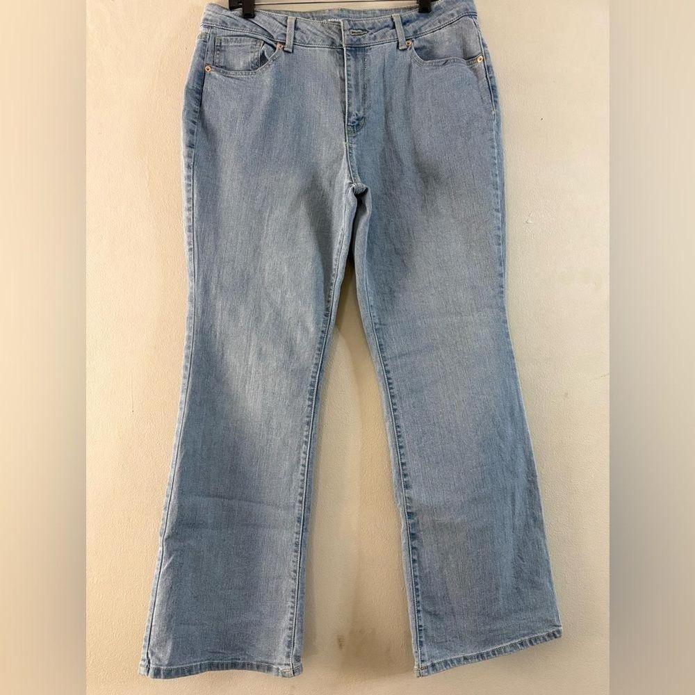 Trendy No Boundaries light wash bootcut jeans — Size 15. Soft stretch denim f...